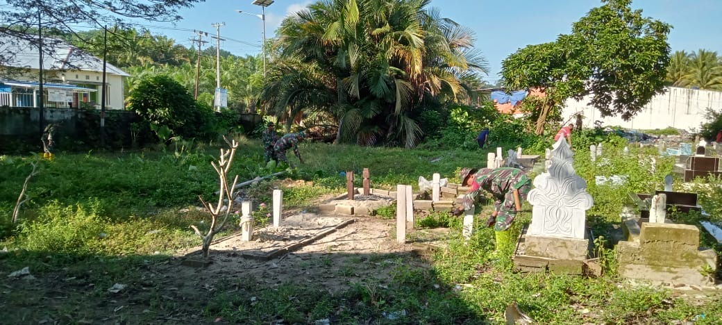 Babinsa Koramil Baras Bersama Kelurahan dan Warga Bersihkan TPU dari Sampah dan Semak