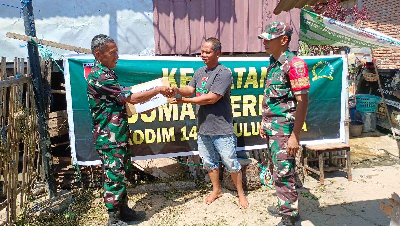 Babinsa Koramil 1411-04/Ujung Bulu Melaksanakan Jumat Berkah di Kelurahan Kesimpureng