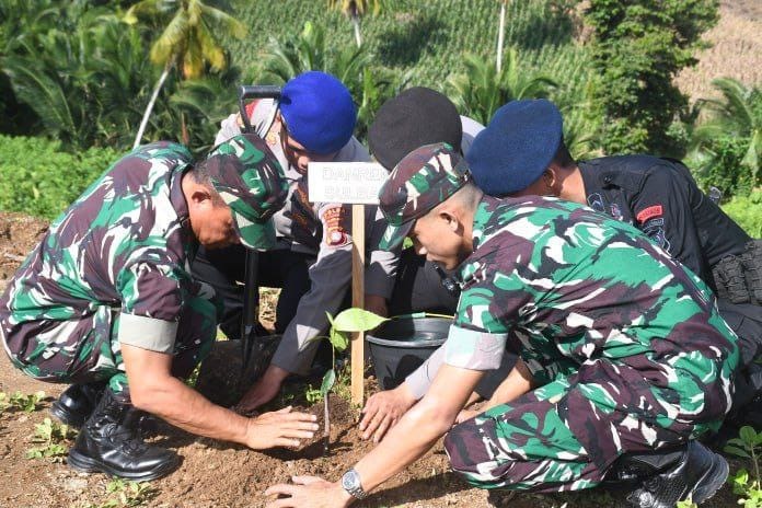 Kompak Tanam Pohon : Danrem 142/Tatag Hadiri Penanaman Pohon di Mapolda Sulbar