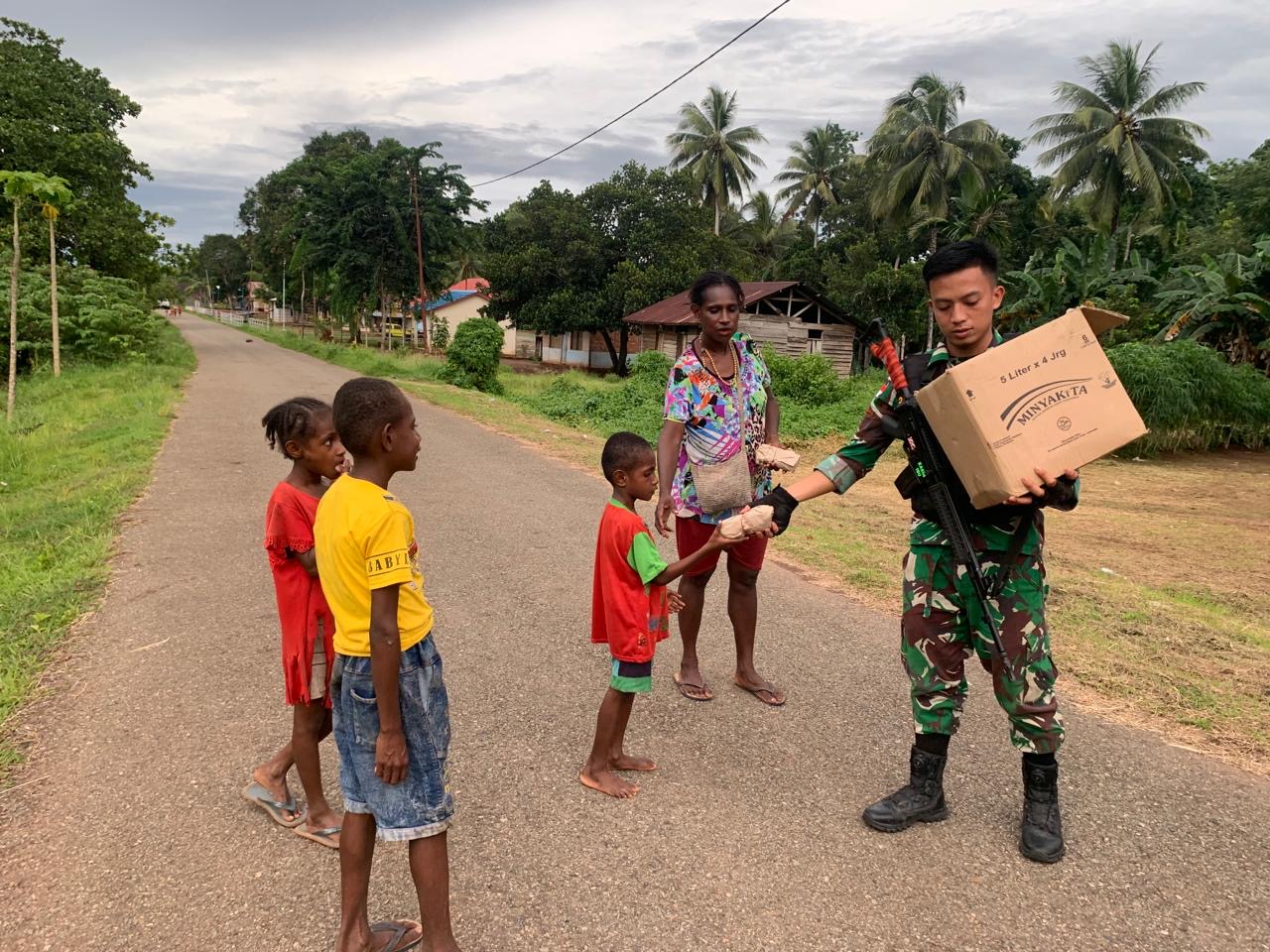 Berbagi Kasih Dengan Ade-Ade Di Perbatasan, Satgas Pamtas Yonif 726/Tml Membawa Senyuman Bahagia Bersama