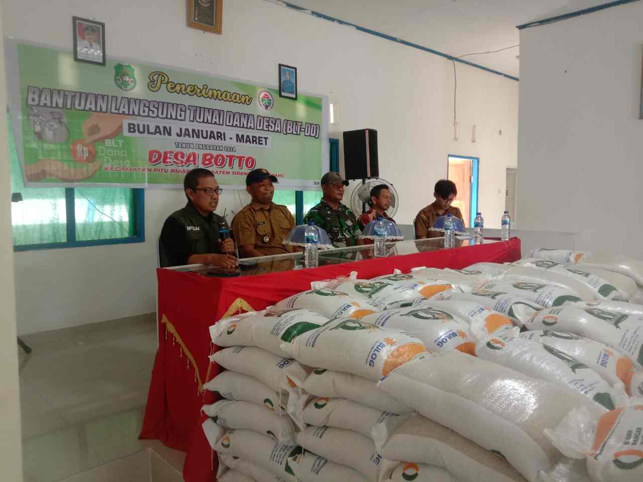 Babinsa Koramil 1420-05/Dua Pitue Dampingi Penyaluran Bantuan Langsung Tunai Dana Desa Botto