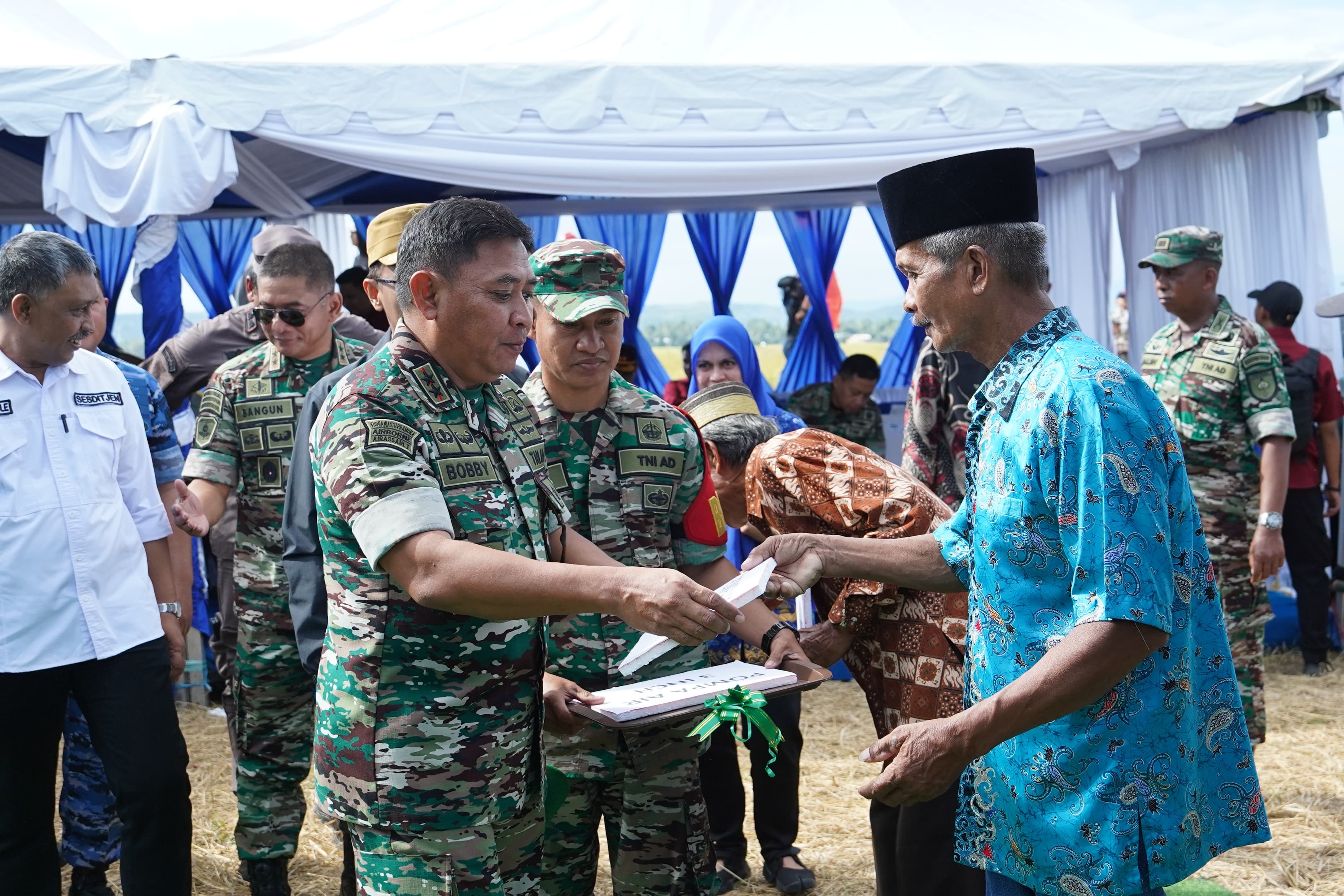 Pangdam XIV/Hsn Bersama Forkopimda Sulsel Panen Padi Perdana dari Kegiatan Optimasi Lahan di Kab. Pinrang