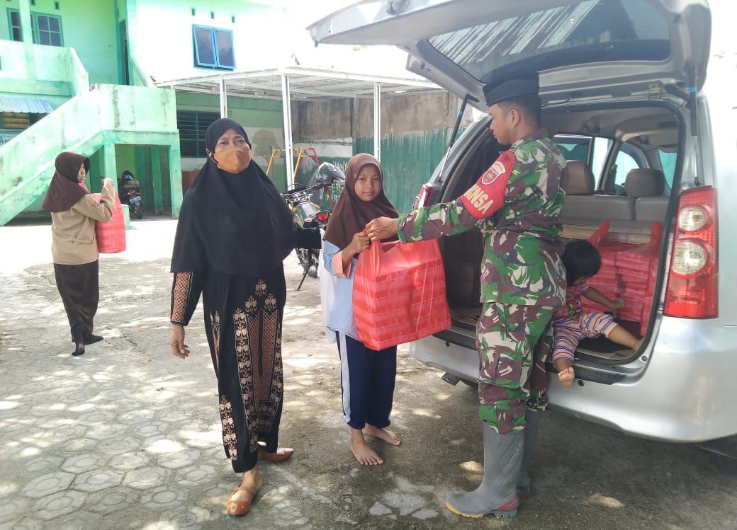 Jum'at Berkah, Koramil-04 Kodim 1404/Pinrang Rutin Berbagi Ratusan Nasi Kotak
