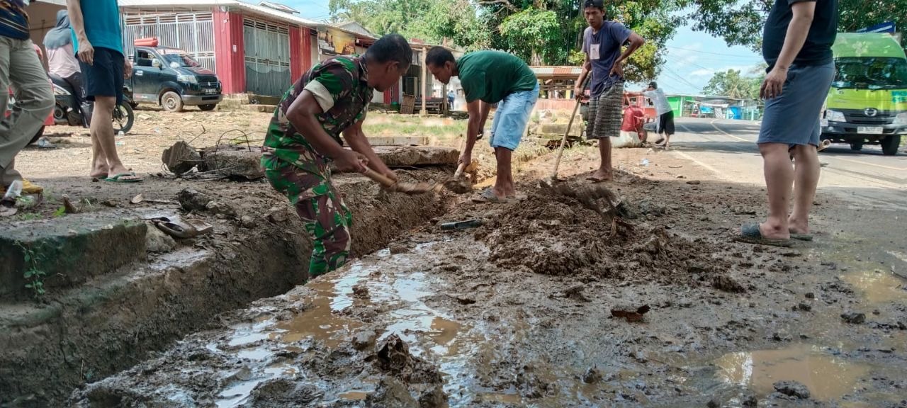 Berakhir Pekan Bersama Warga, Babinsa Kodim 1407/Bone Ajak Unsur Forkopimcam Dan Masyarakat Gelar Karya Bakti Pembersihan Pasar