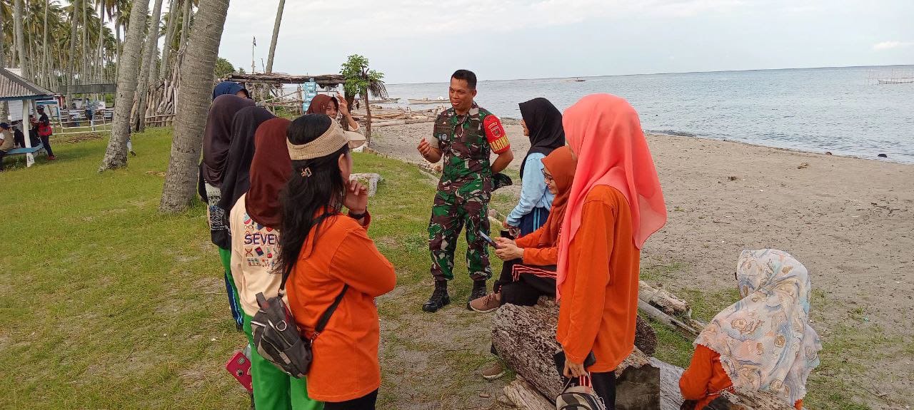Pasca Lebaran, Babinsa Koramil-01/Suppa Kodim 1404/Pinrang Pantau Obyek Wisata Pantai Lowita