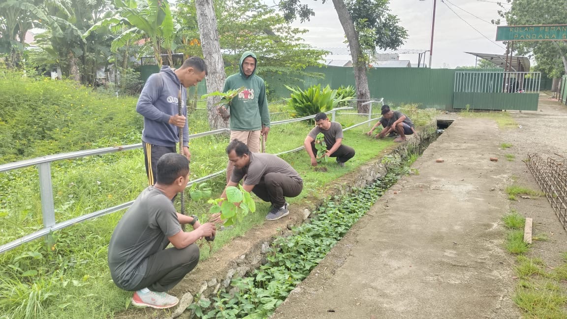 Personel Kodim 1420/Sidrap gelar penghijauan dilingkungan Makodim.