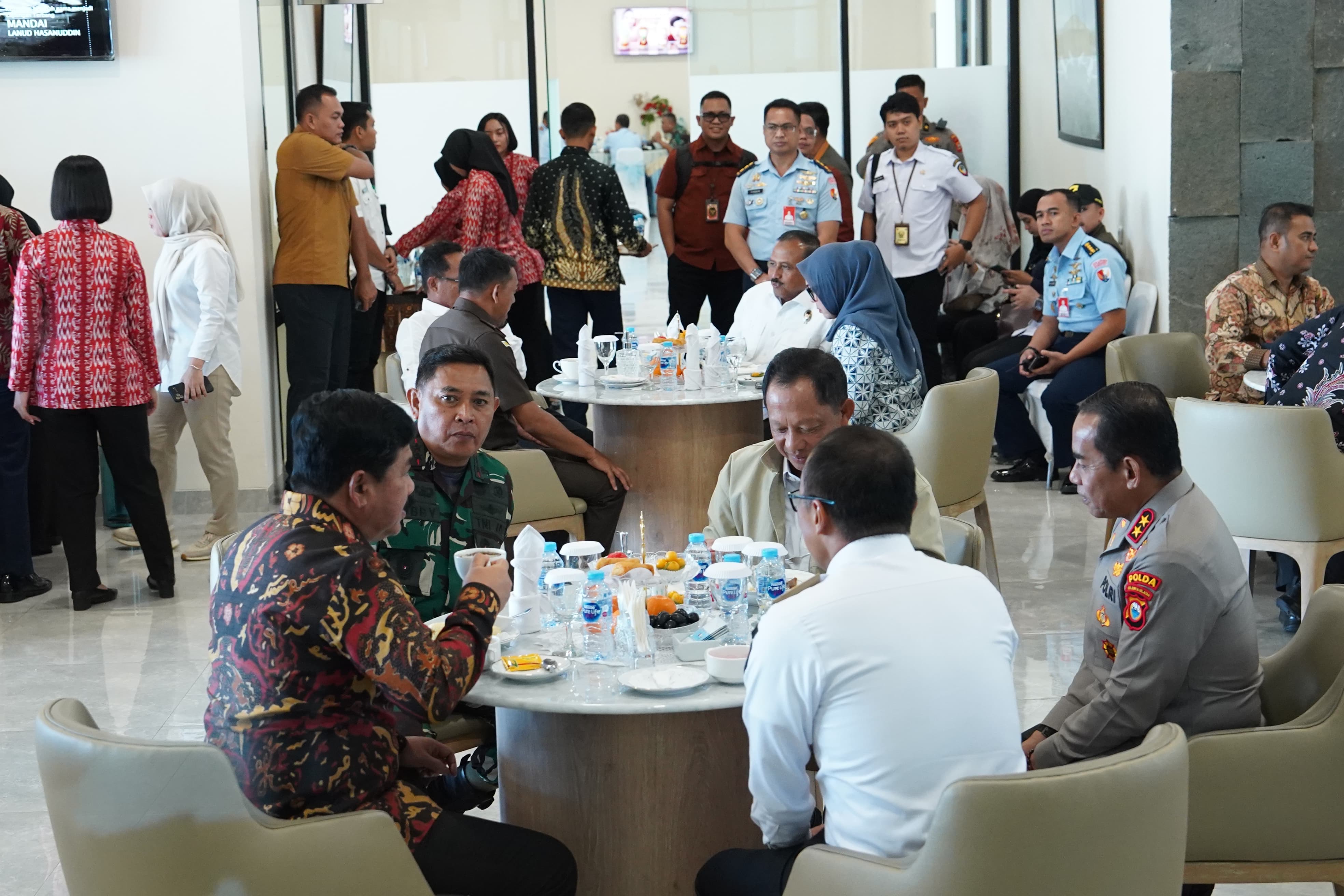 Pangdam XIV/Hsn Sambut Kedatangan Menkopolhukam RI dan Mendagri RI di Lanud Sultan Hasanuddin