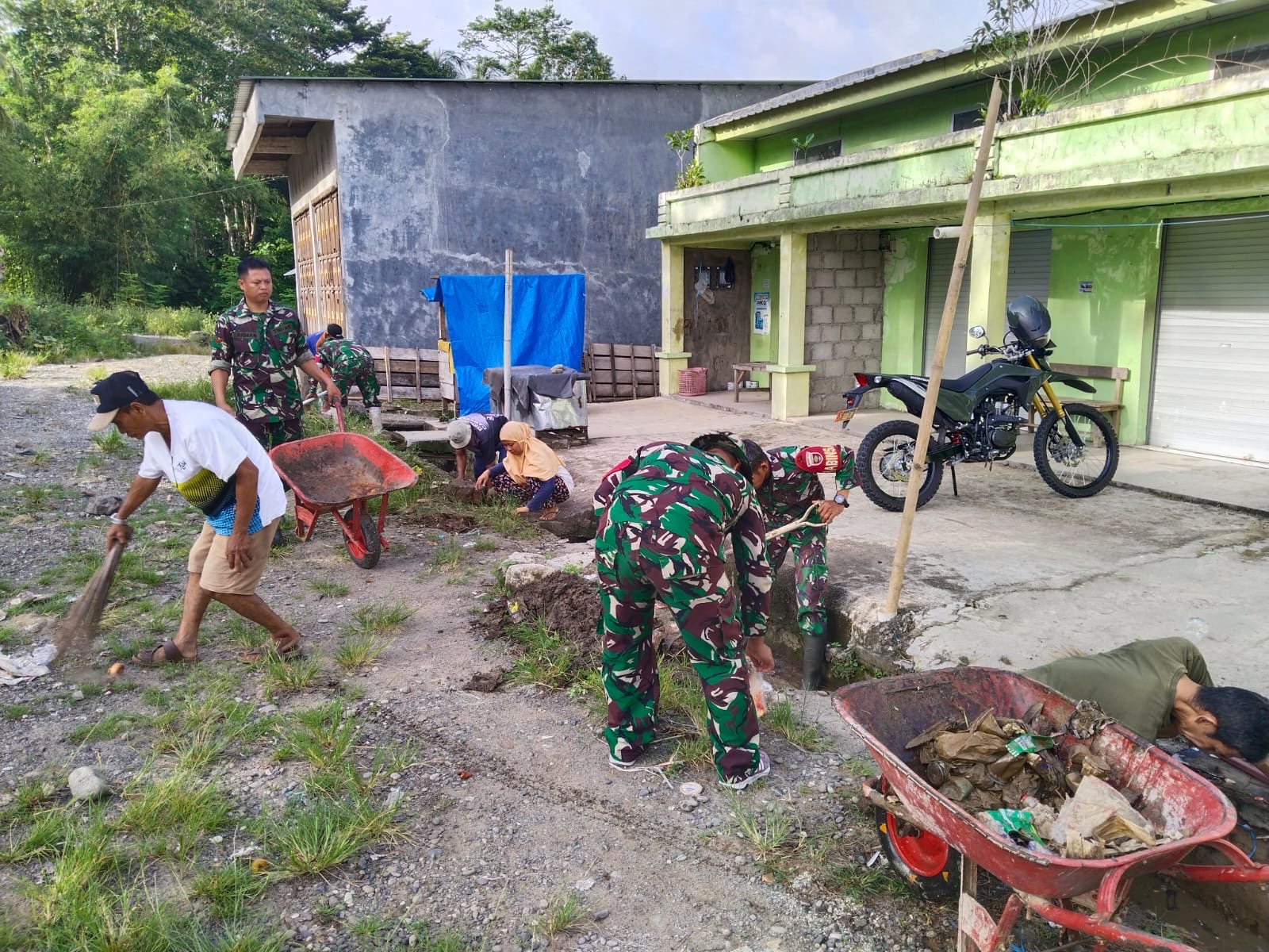 Danramil Enrekang Pimpin Karya Bakti Pembersihan Pasar