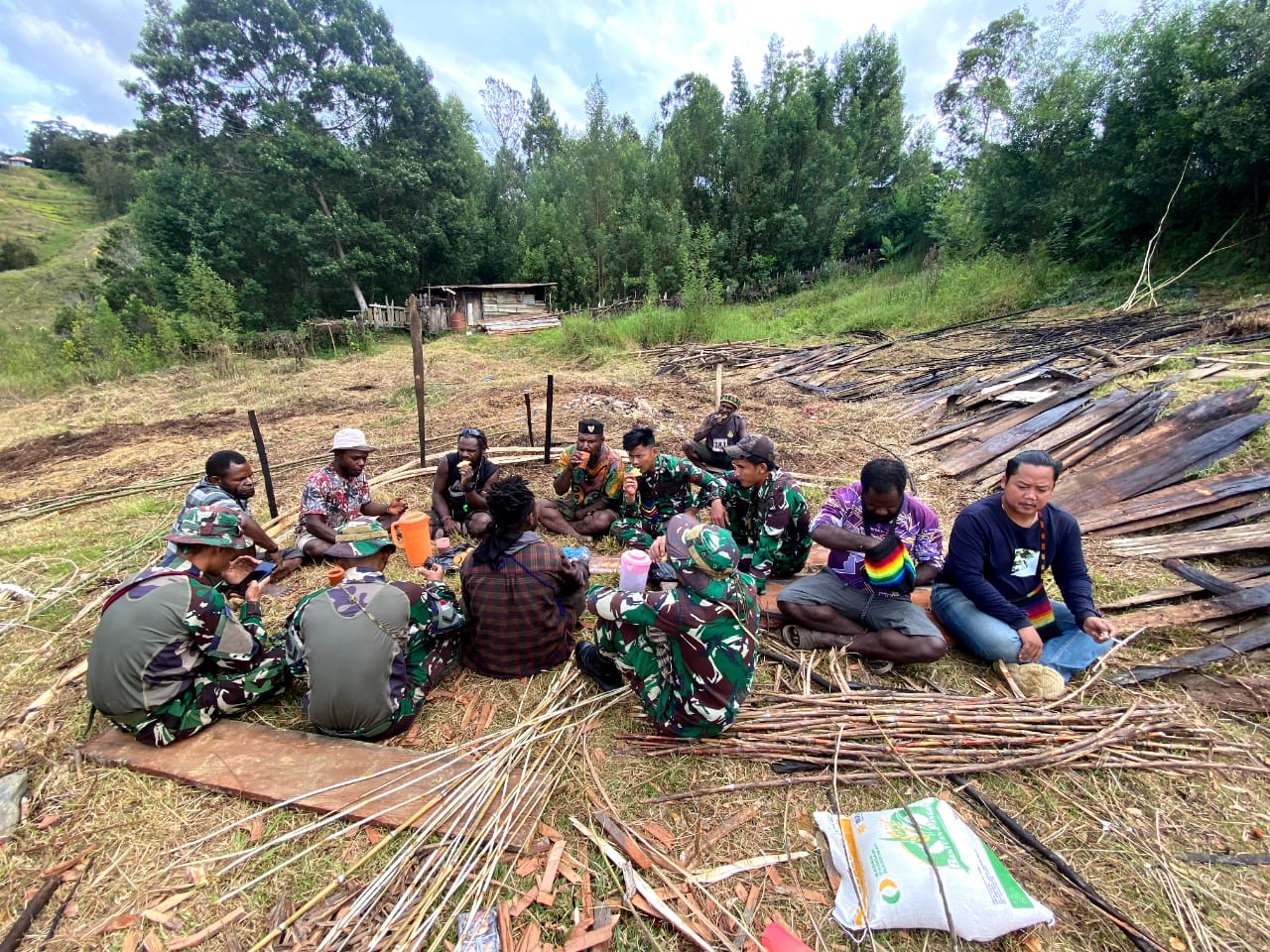 Satgas Yonif 721/Mks Terus Berkontribusi Bantu Masyarakat Bangun Honai