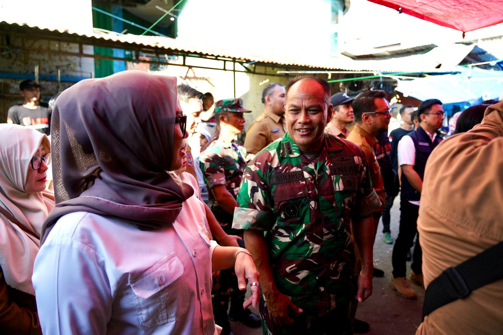 Pamen Ahli Bid. OMSP Mewakili Pangdam Bersama Forkopimda Sulsel Lakukan Operasi Pasar Jelang HKBN Idul Adha 1445 H