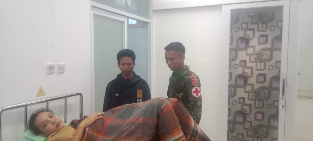 Aksi Kemanusian dan Bentuk Pengabdian Tulus di Perbatasan RI-PNG, Satgas Pamtas Yonif 726/Tml Evakuasi Ibu Hamil Ke Puskesmas Neukenjerai