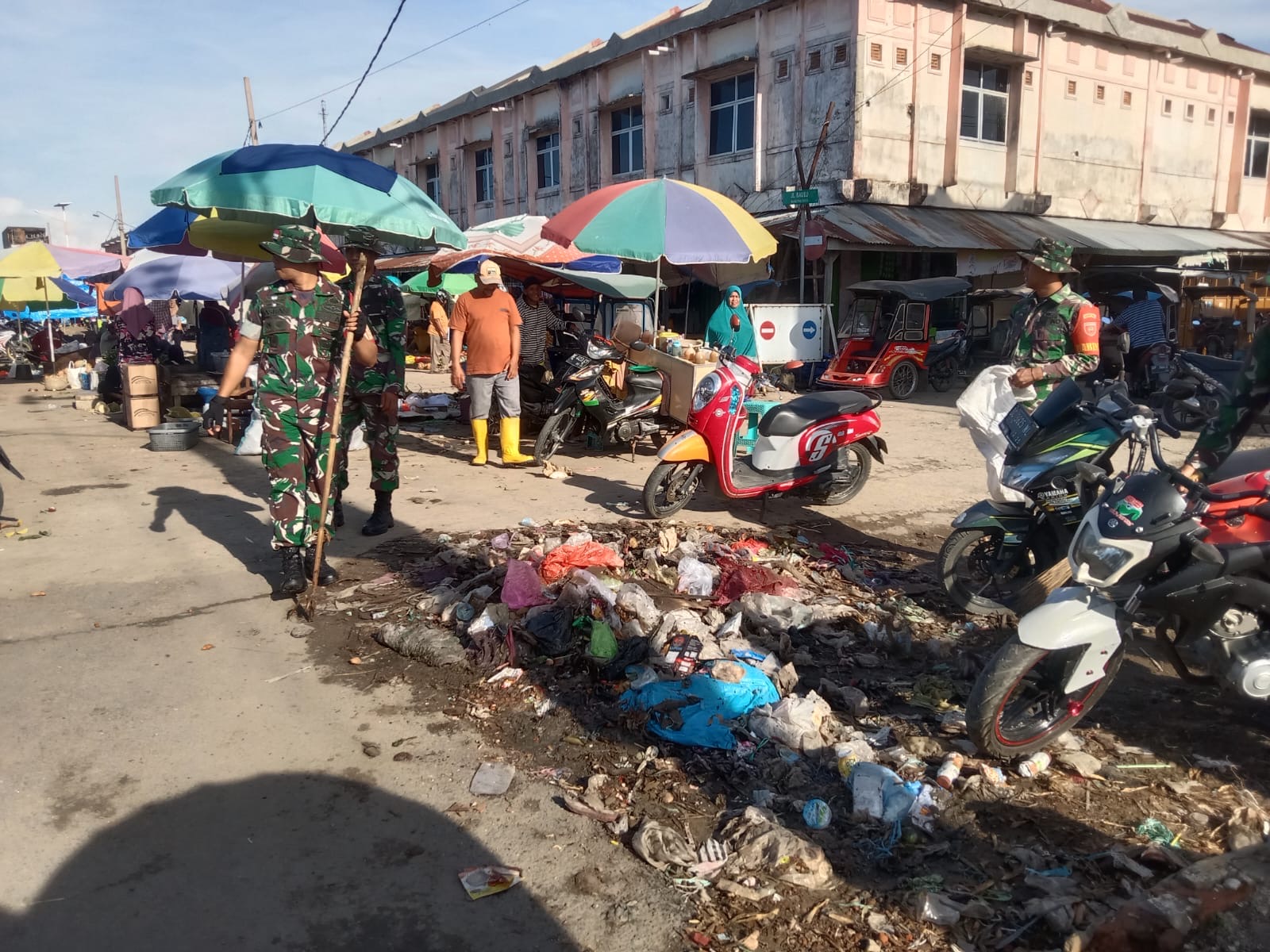 Anggota Kodim Polman Bersama Warga Bersihkan Lingkungan Pasar