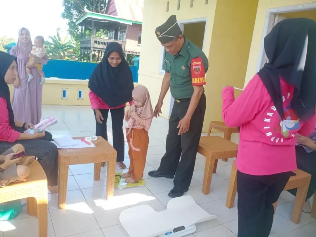 Babinsa Koramil 1406-10/Pitumpanua Dampingi Program Pencegahan Stunting di Posyandu Salewangeng