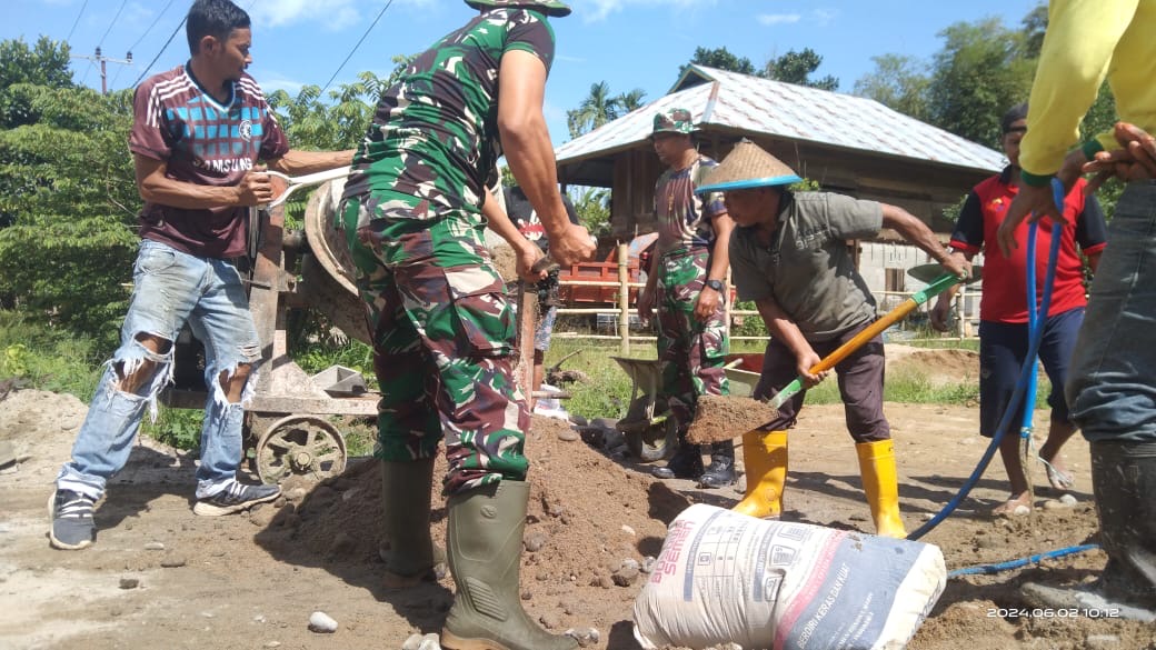 Tingkatkan Kesejahteraan Petani, Babinsa Sumarorong Bantu Pengecoran Jalan dan parit