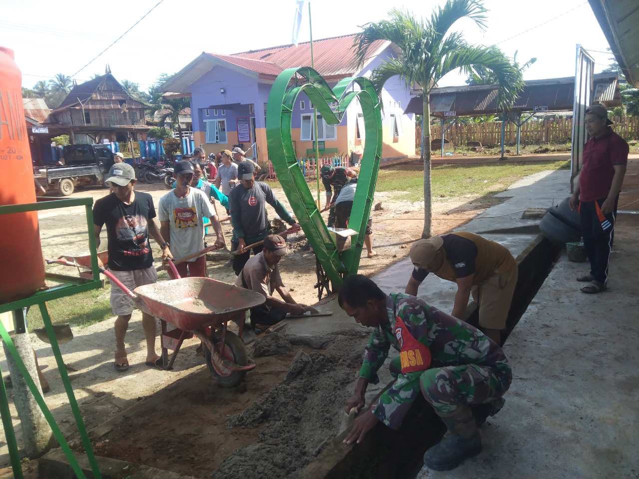 Rawat Sarana Kesehatan, Anggota Koramil Cor Halaman Dan Jalan Kantor Puskesmas Puriala