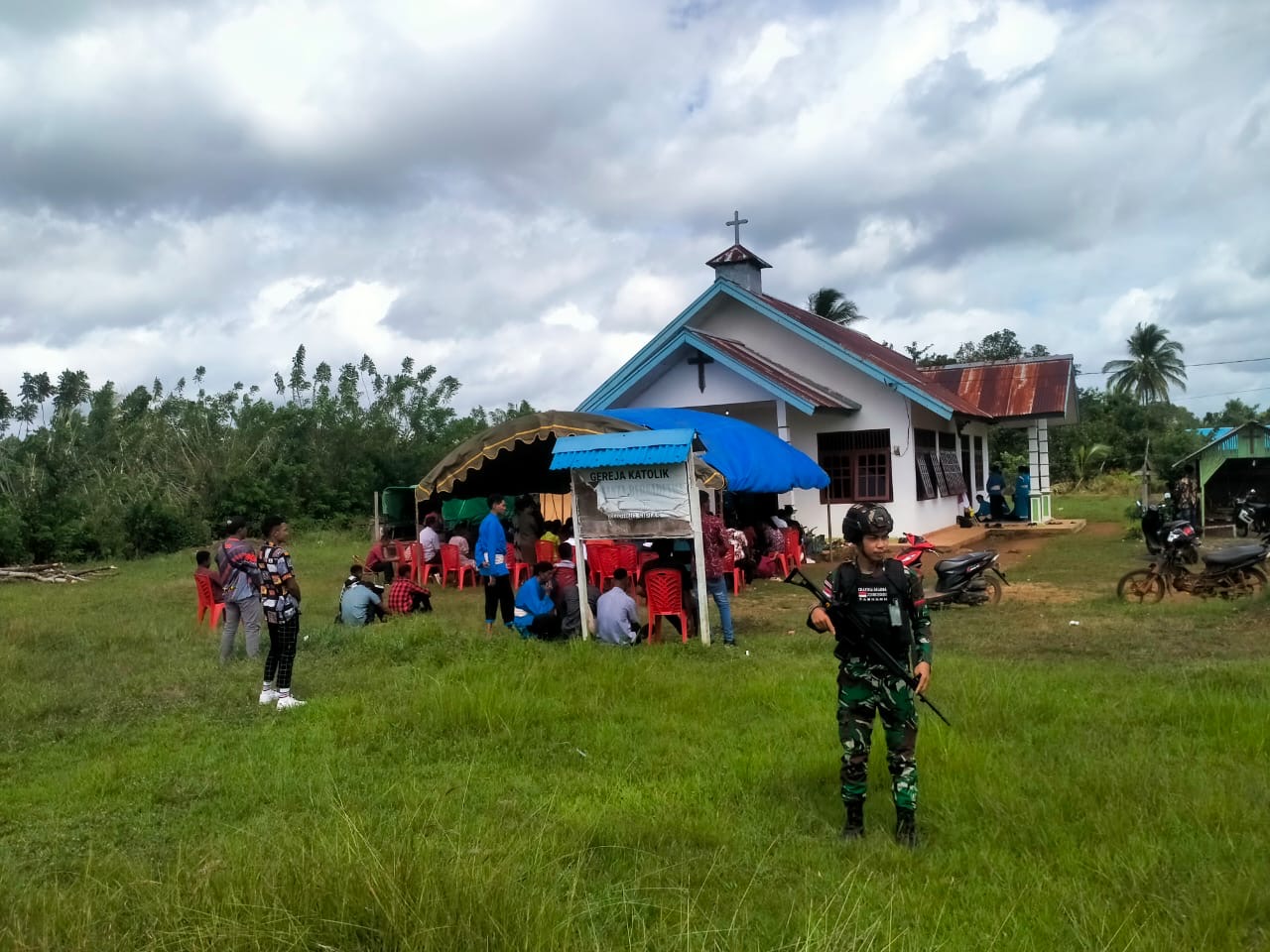 Senantiasa Mengingat Tuhan Dimanapun Bertugas dan Berada, Satgas Pamtas Tamalatea Laksanakan Ibadah dan Pembaptisan Gereja Katolik Santa Bernadetha Bersama Warga Kampung Sipias
